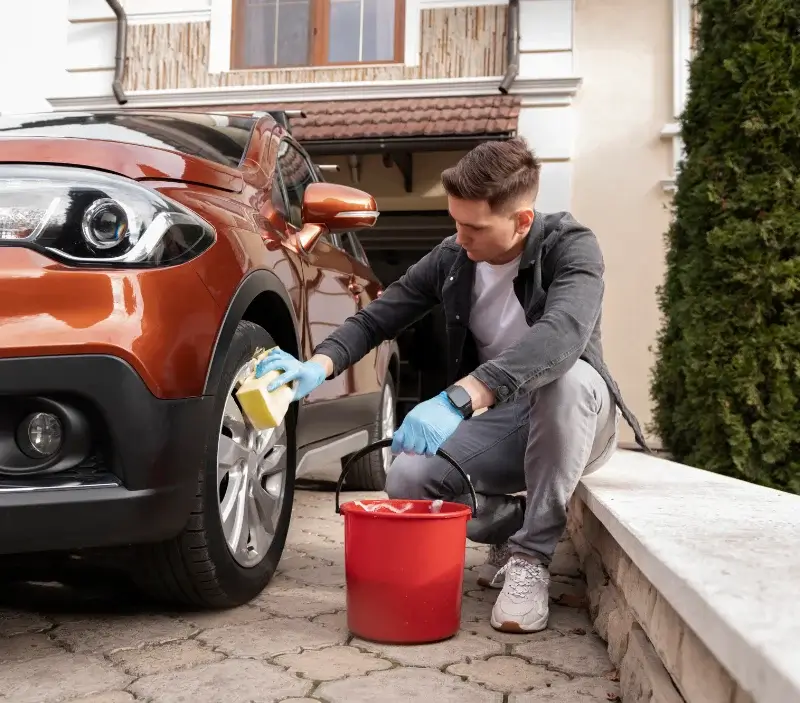 Lavage auto à domicile Aurseulles : professionnel intervenant sur un véhicule